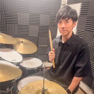 ドラム講師、棟允嗣がスタジオでこちらを向いている様子