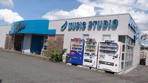 MUNE DRUM LAB南部のレッスン場のHarts八木店の店頭の様子