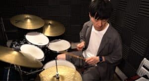 MUNE DRUM LABのドラム講師棟允嗣がドラムを叩く様子