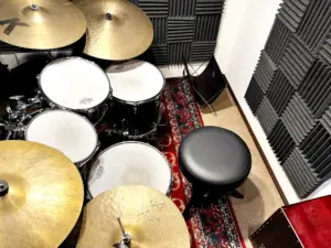 OneNoteミュージックスクールのドラム部屋のドラムセットの上から