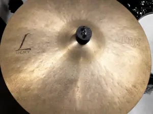 OneNoteミュージックスクールのドラムのクラッシュシンバル、SabianのLegacyシリーズの16インチ