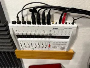 OneNoteミュージックスクールのドラム部屋のミキサー、ZoomのR16
