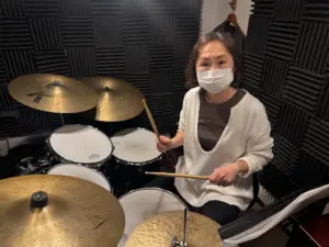楽器の趣味を持ちたいと探していたところ、Instagramで教室を見つけてドラムを始めたN.Y.さん。